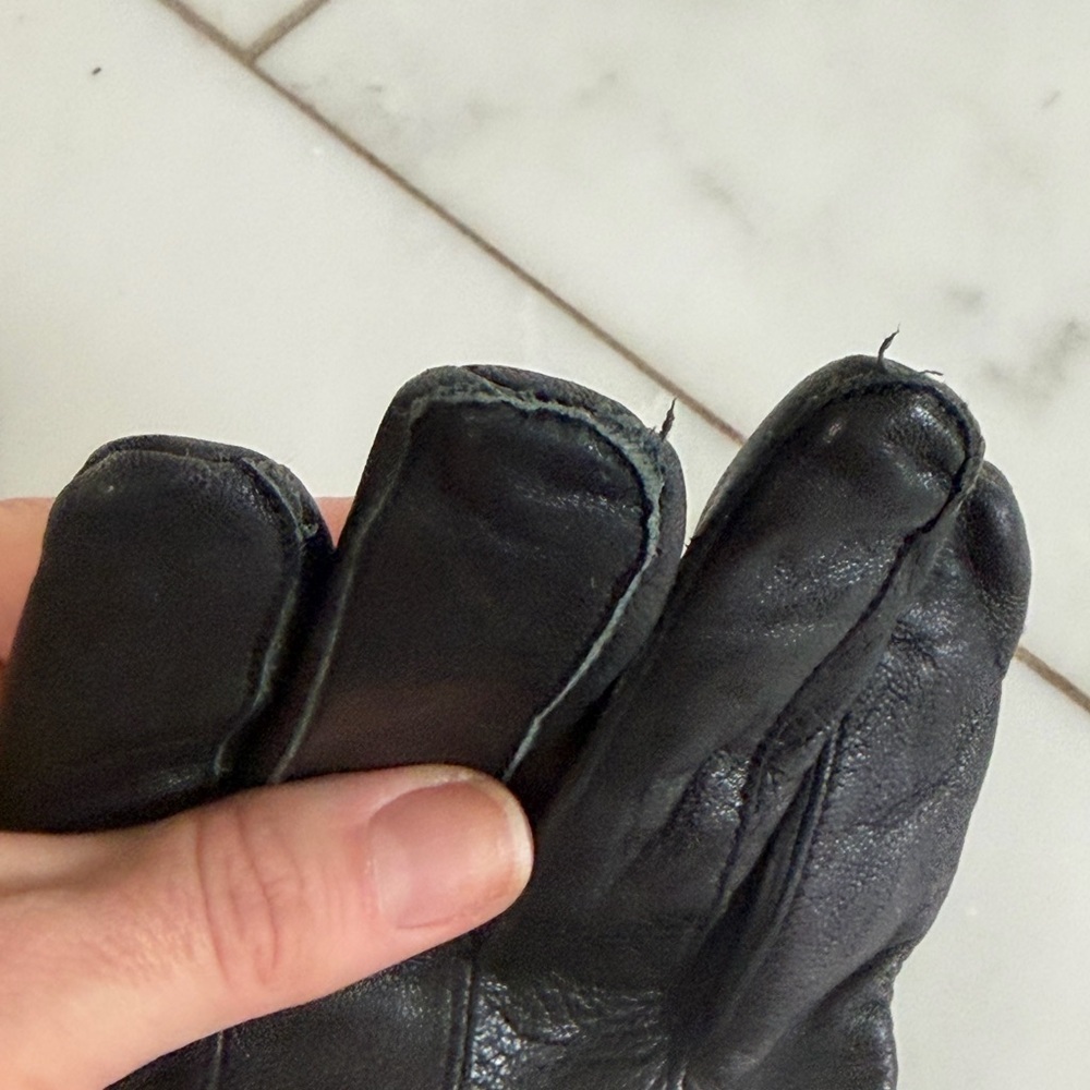 Women’s small/medium 100% lambskin leather black gloves - Picture 3 of 5